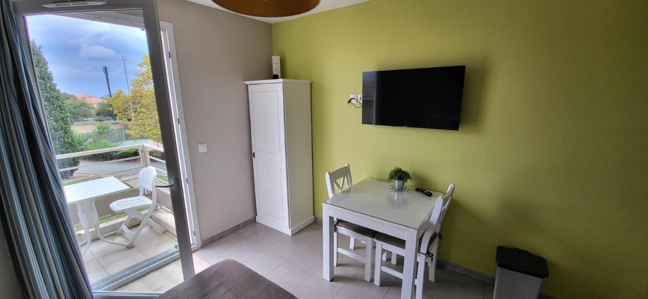 Apartment Odalys Les Oceanides: Beachfront With Pool And Private Parking La Londe-les-Maures